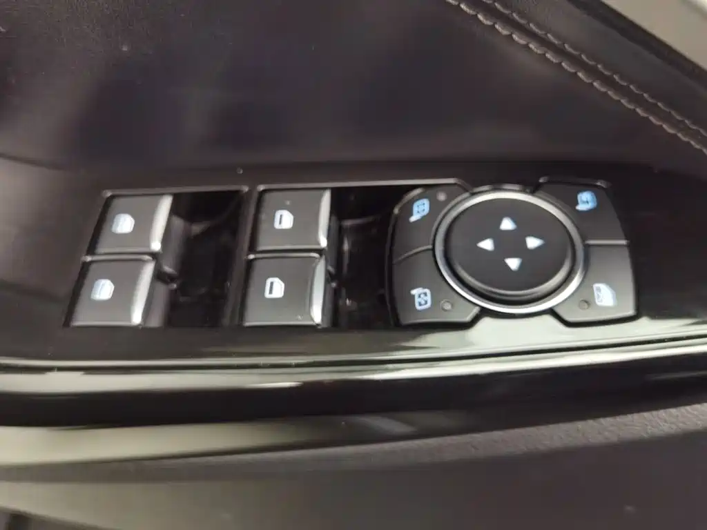 Фото 9 - Ford Explorer