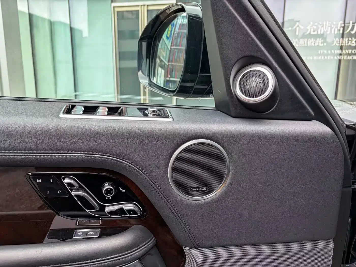 Land Rover Range Rover 2020 3.0 L6 Heritage Edition фото 12