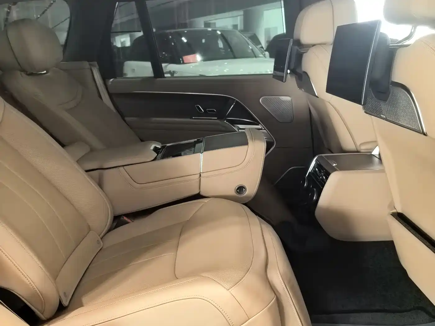 Land Rover Range Rover 2024 3.0 L6 400PS Exemplary Extended фото 4
