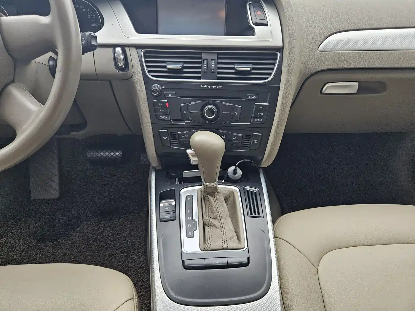 Audi A4L 2010 2.0 TFSI Standard фото 9