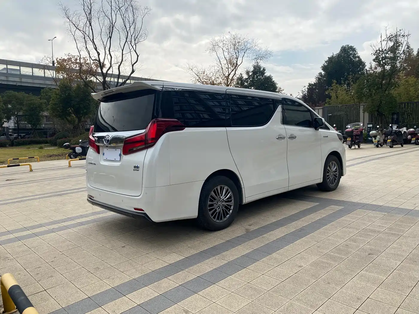 Toyota Alphard 2021 Hybrid 2.5L Luxury фото 15