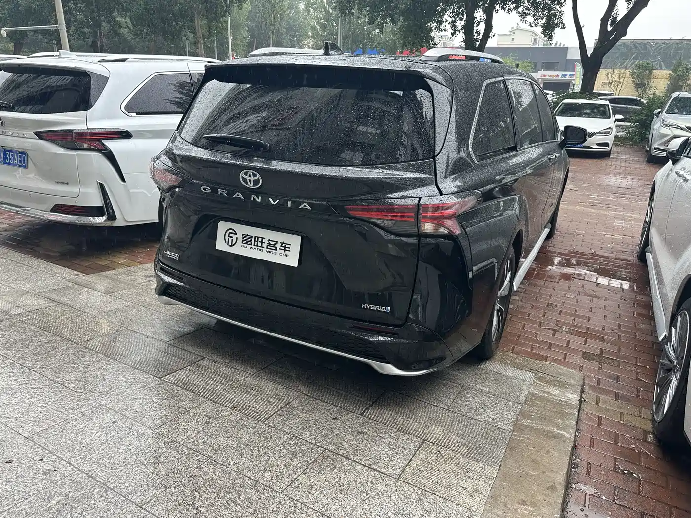 Toyota Granvia 2023 2.5L Hybrid Luxury Edition фото 5