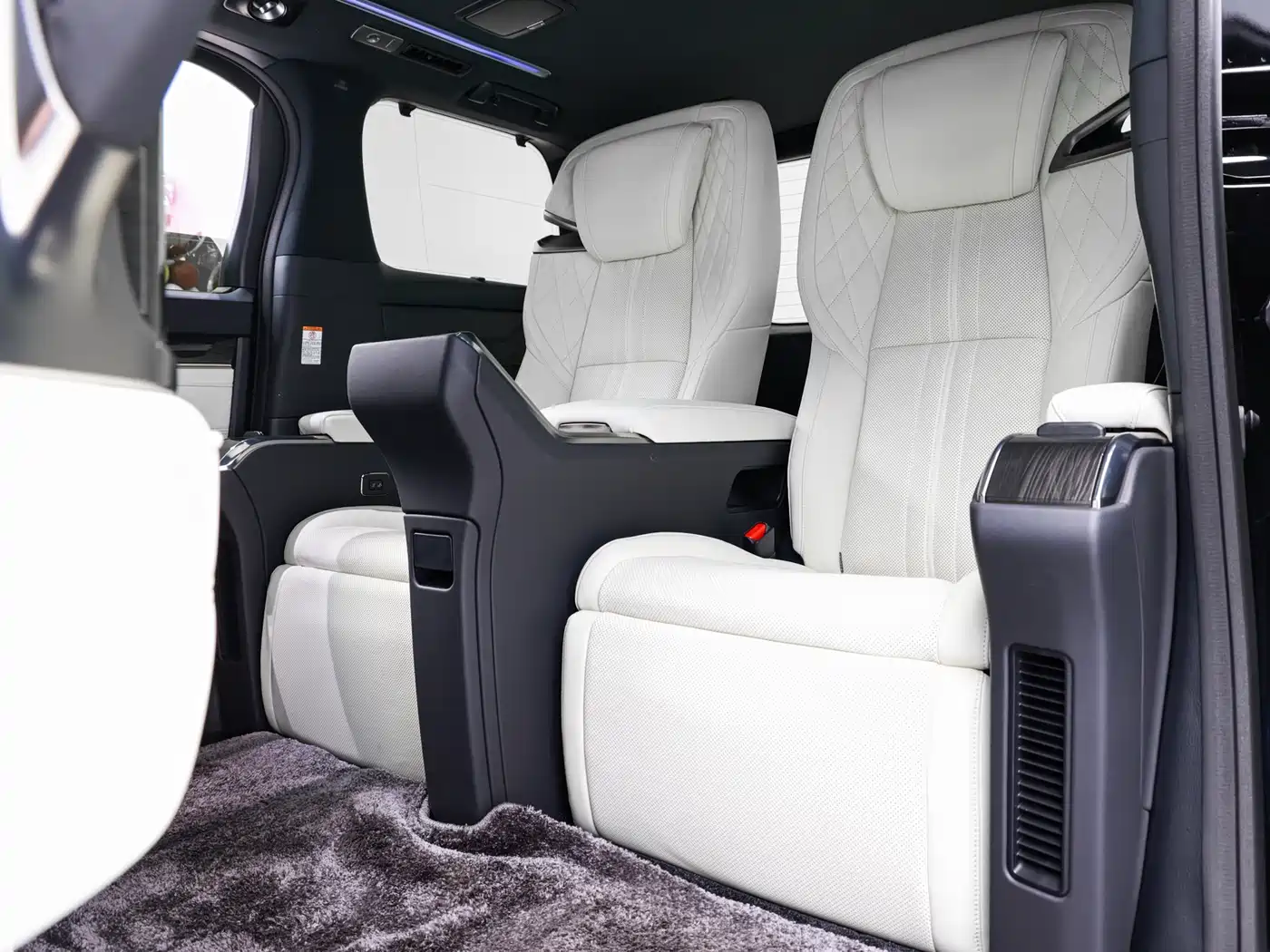 Lexus LM 2020 300h 4-Seat Imperial Edition фото 14