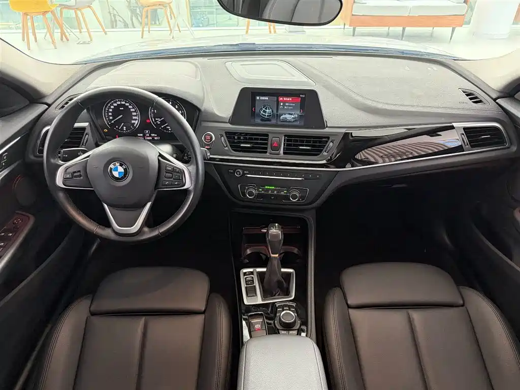 BMW 1 Series 2018 118i Sport Edition фото 8