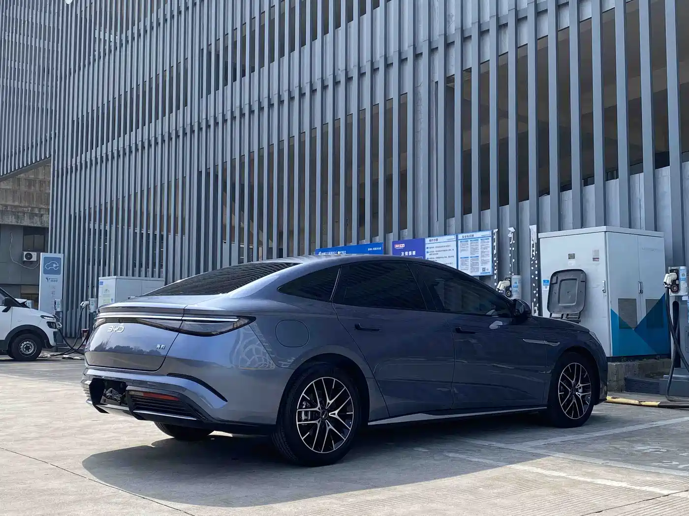 BYD Seal 2023 DM-i 1.5L 121km Premium фото 11