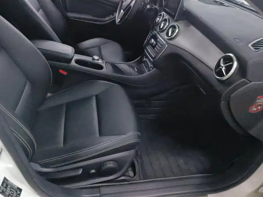 Mercedes-Benz GLA 2015 GLA 220 4MATIC Fashion Edition фото 8