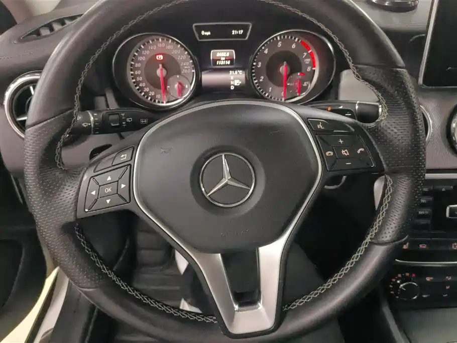 Mercedes-Benz GLA 2015 GLA 220 4MATIC Fashion Edition фото 15