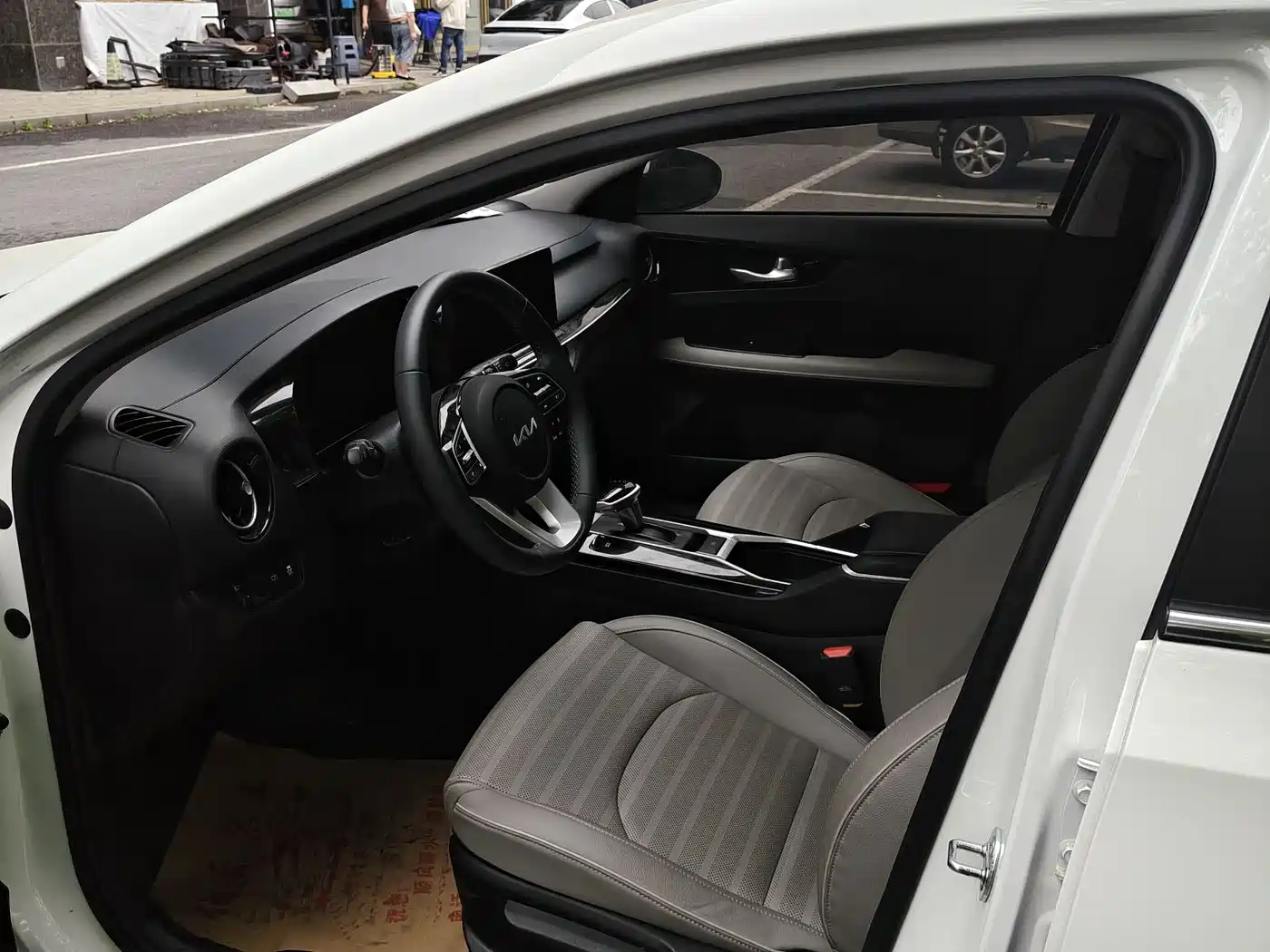 Kia K3 2023 Model 1.5L CVT Luxury Edition фото 3