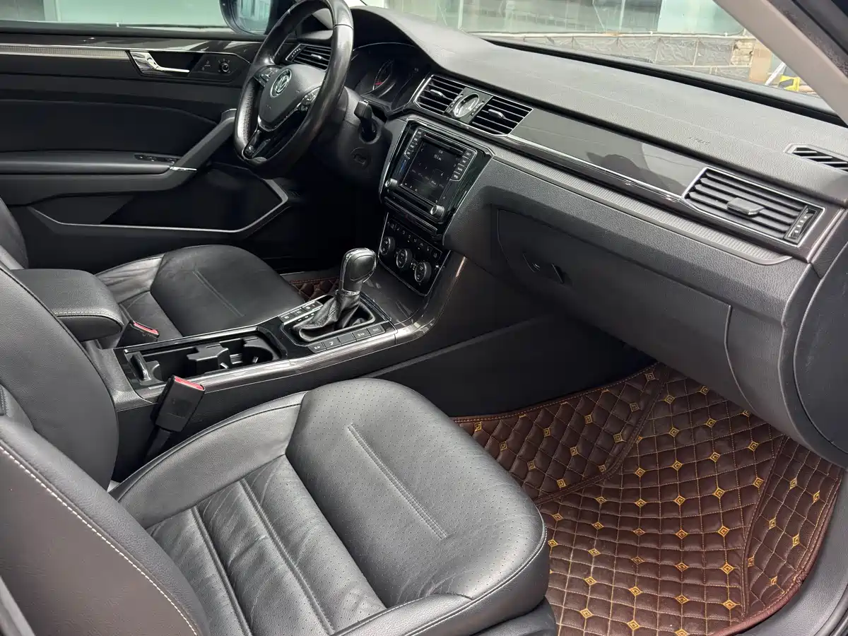Volkswagen Passat 2017 330TSI DSG Luxury фото 12