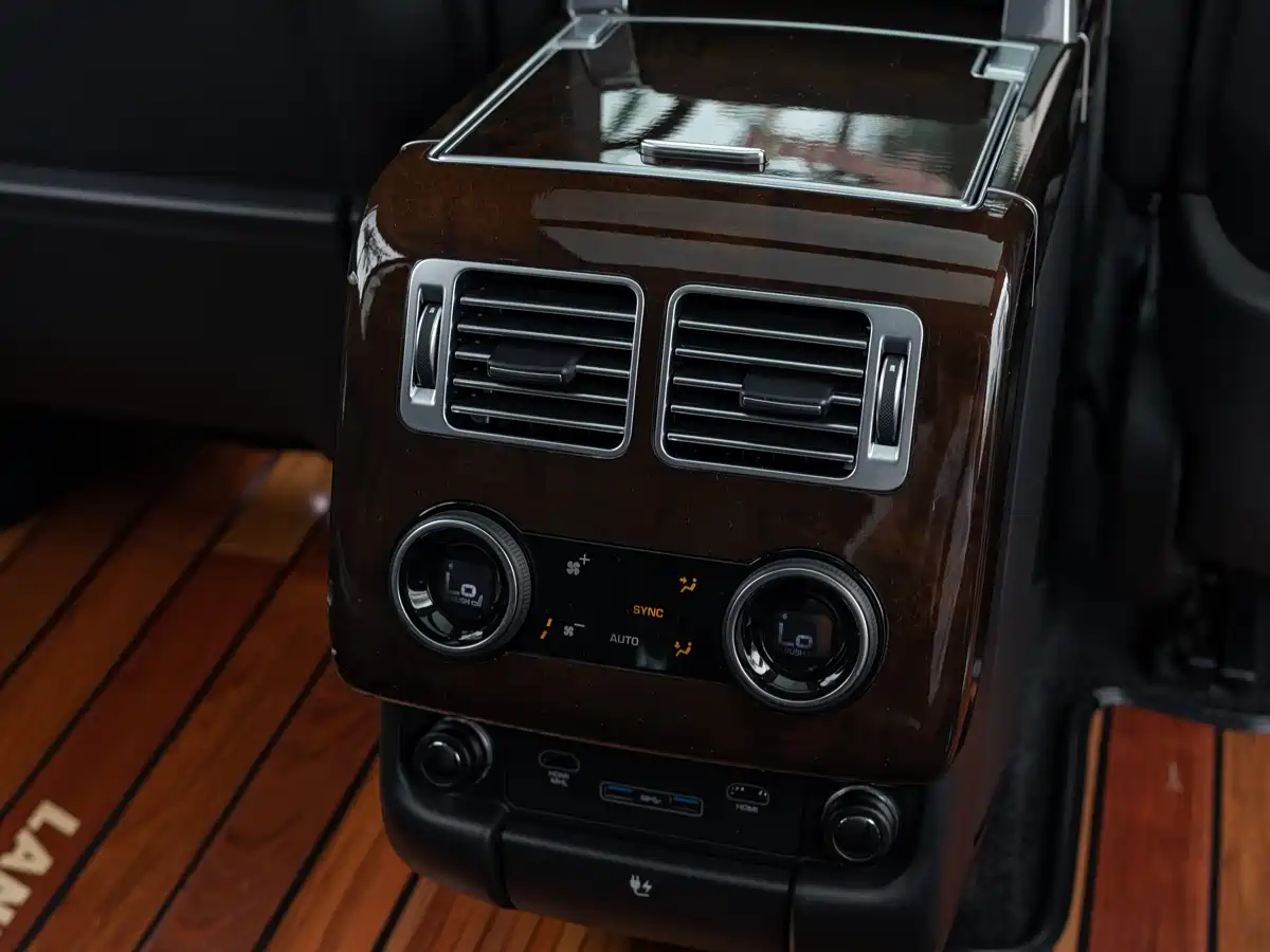 Land Rover Range Rover 2020 3.0 L6 Heritage Extended Edition фото 23