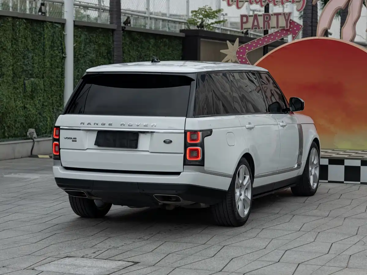 Land Rover Range Rover 2020 3.0 L6 Heritage Extended Edition фото 7