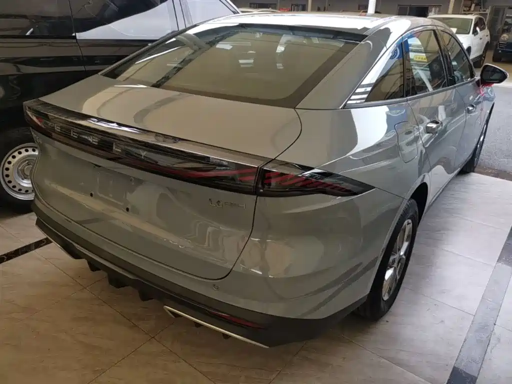 Geely Galaxy Galaxy L6 2025 EM-i 60km Voyage Edition фото 7