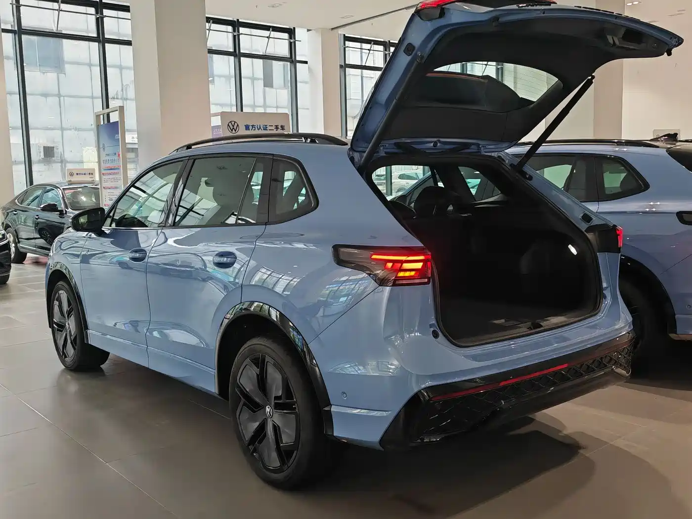 Volkswagen Tiguan L 2024 PRO 380TSI AWD R-Line Intelligent Leader Edition фото 13