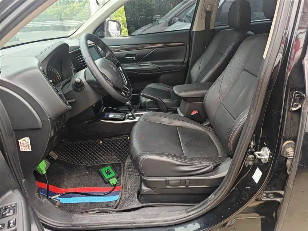 MITSUBISHI OUTLANDER