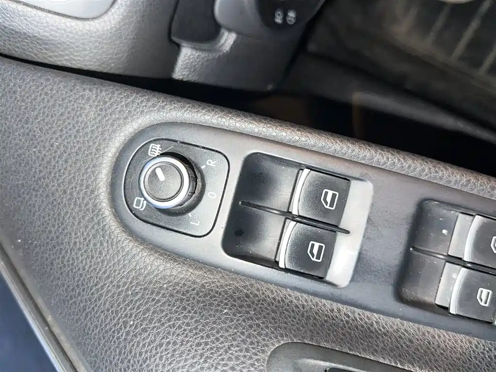 Volkswagen Golf (Import) 2012 1.4TSI Luxury Convertible Edition фото 9