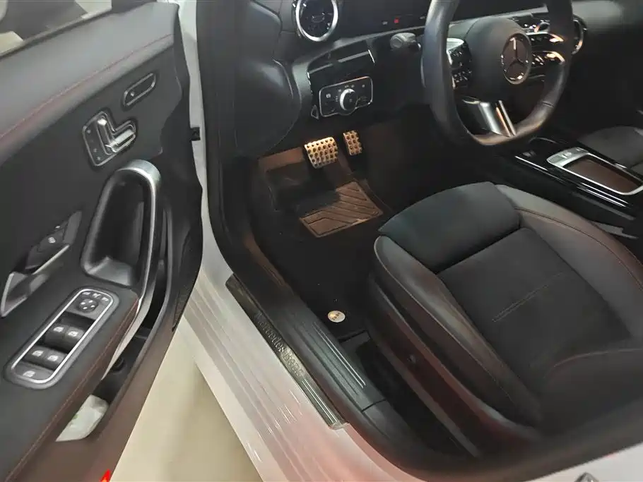 Mercedes-Benz CLA (Import) 2024 CLA 200 фото 9