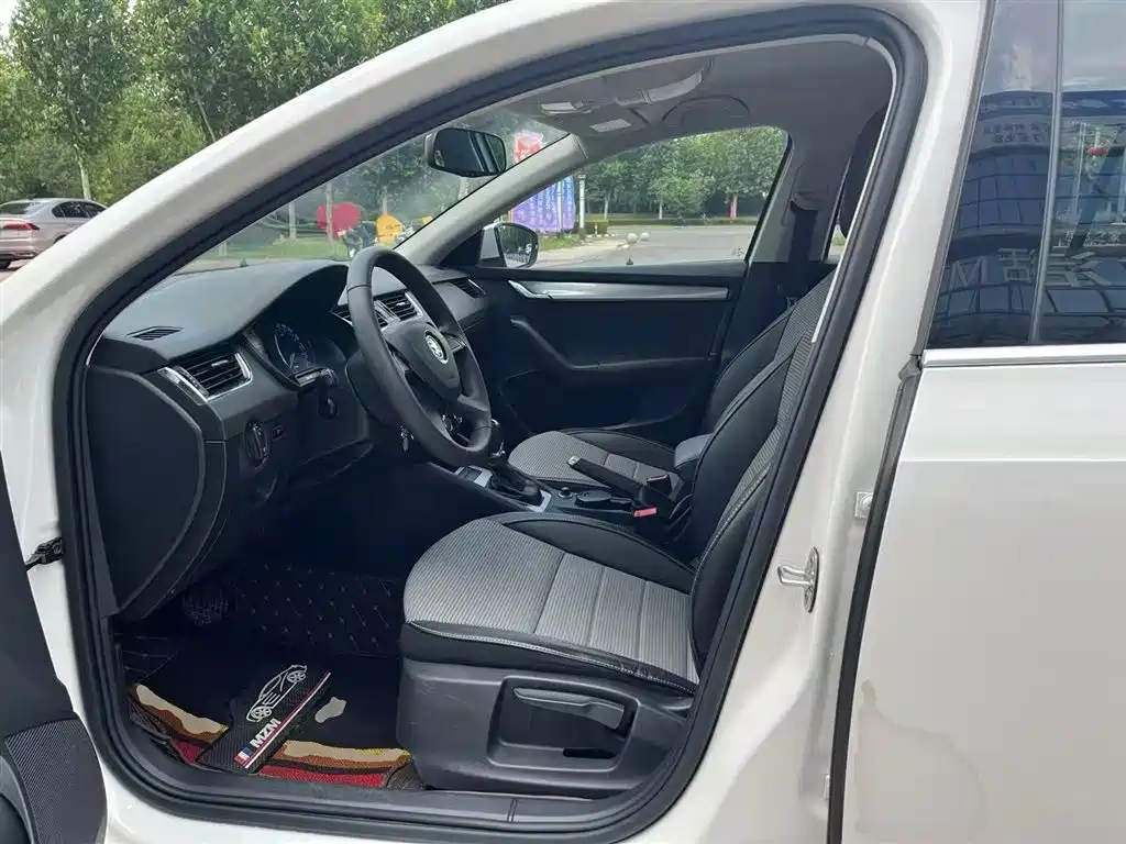 Škoda Octavia 2016 1.6L Automatic Pioneer Edition фото 15