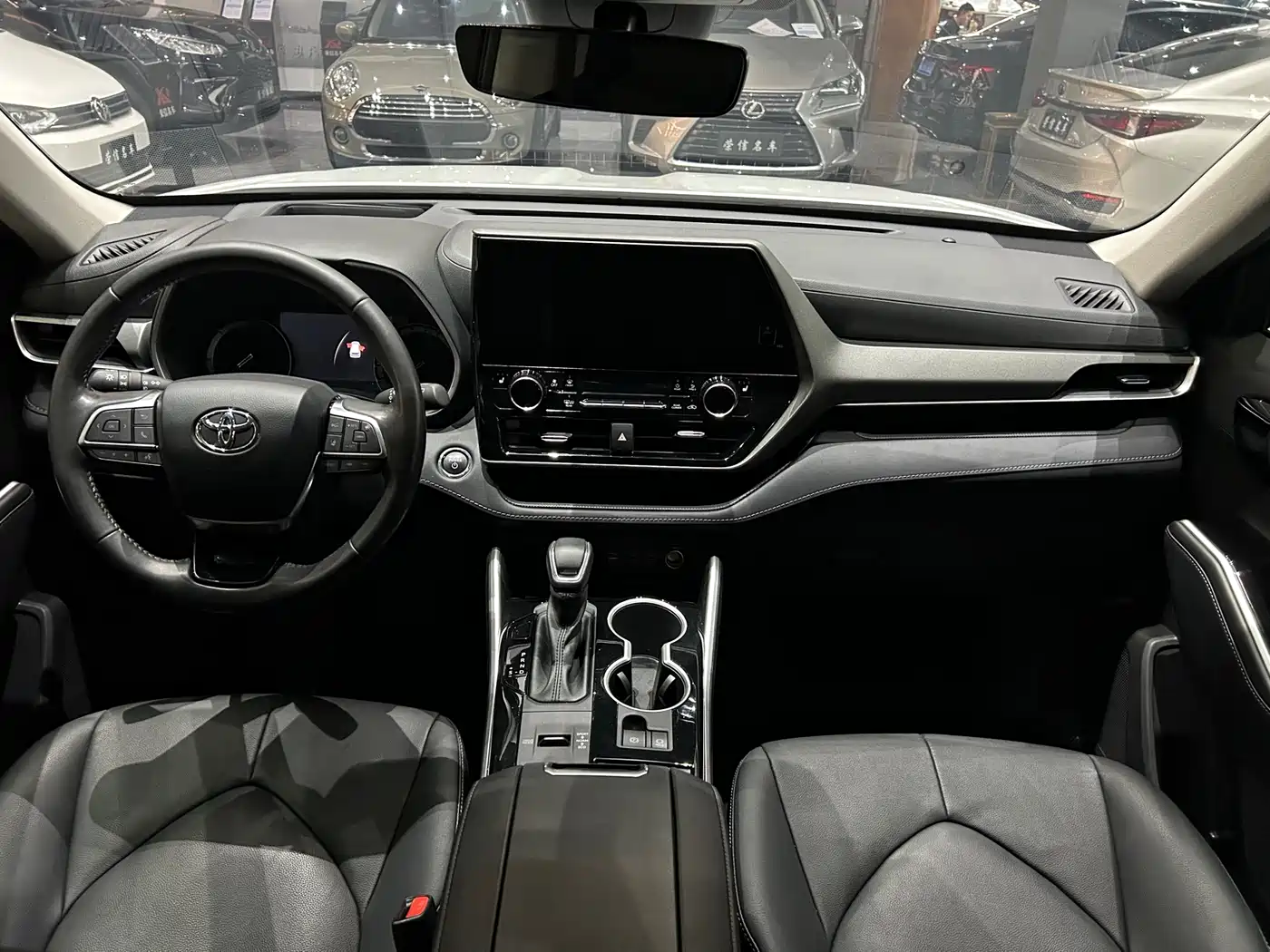 Toyota Highlander 2023 2.5L Smart Hybrid Dual Engine AWD Premium 7-Seater фото 6