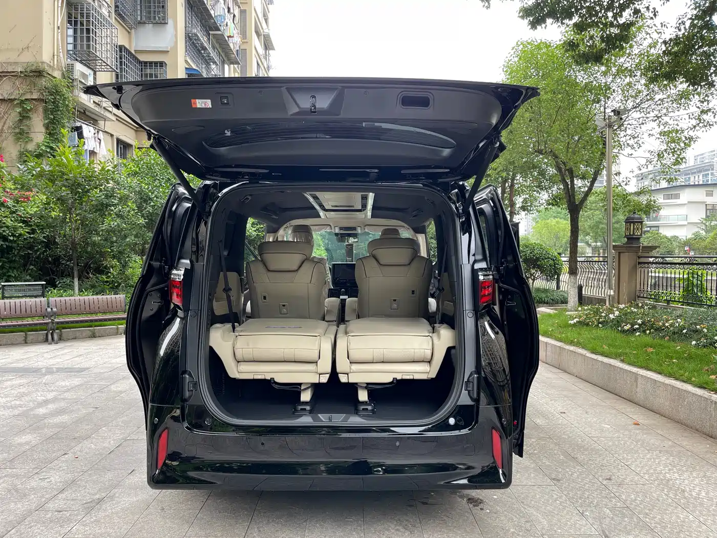 Toyota Alphard 2024 Hybrid 2.5L Ultimate Enjoyment Edition фото 13