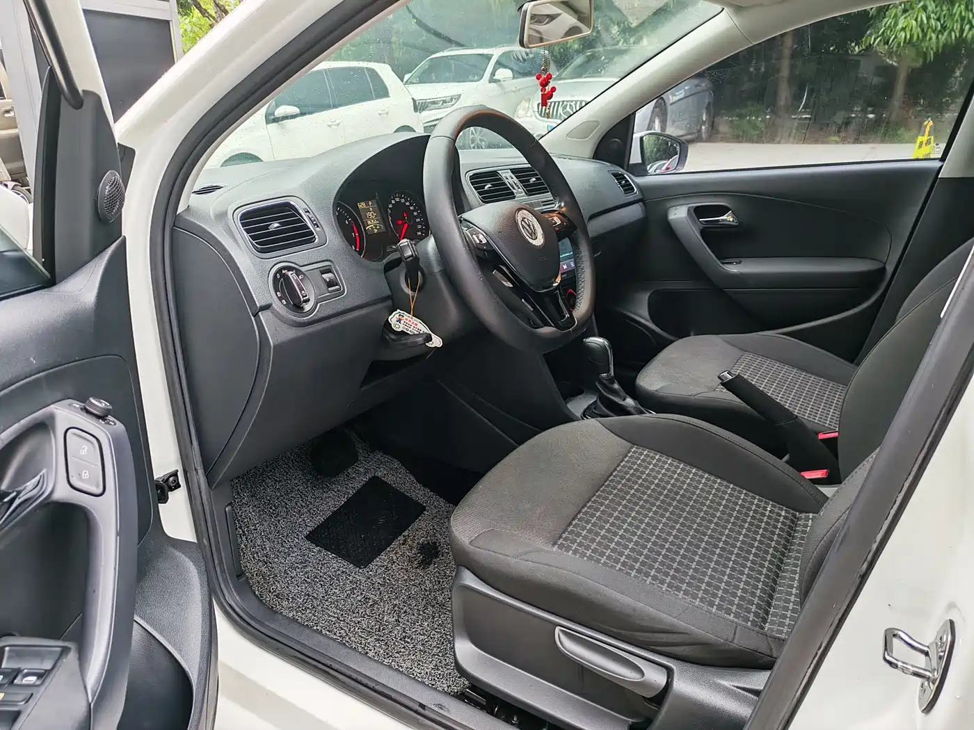 Volkswagen Polo 2016 1.6L Automatic Luxury фото 4