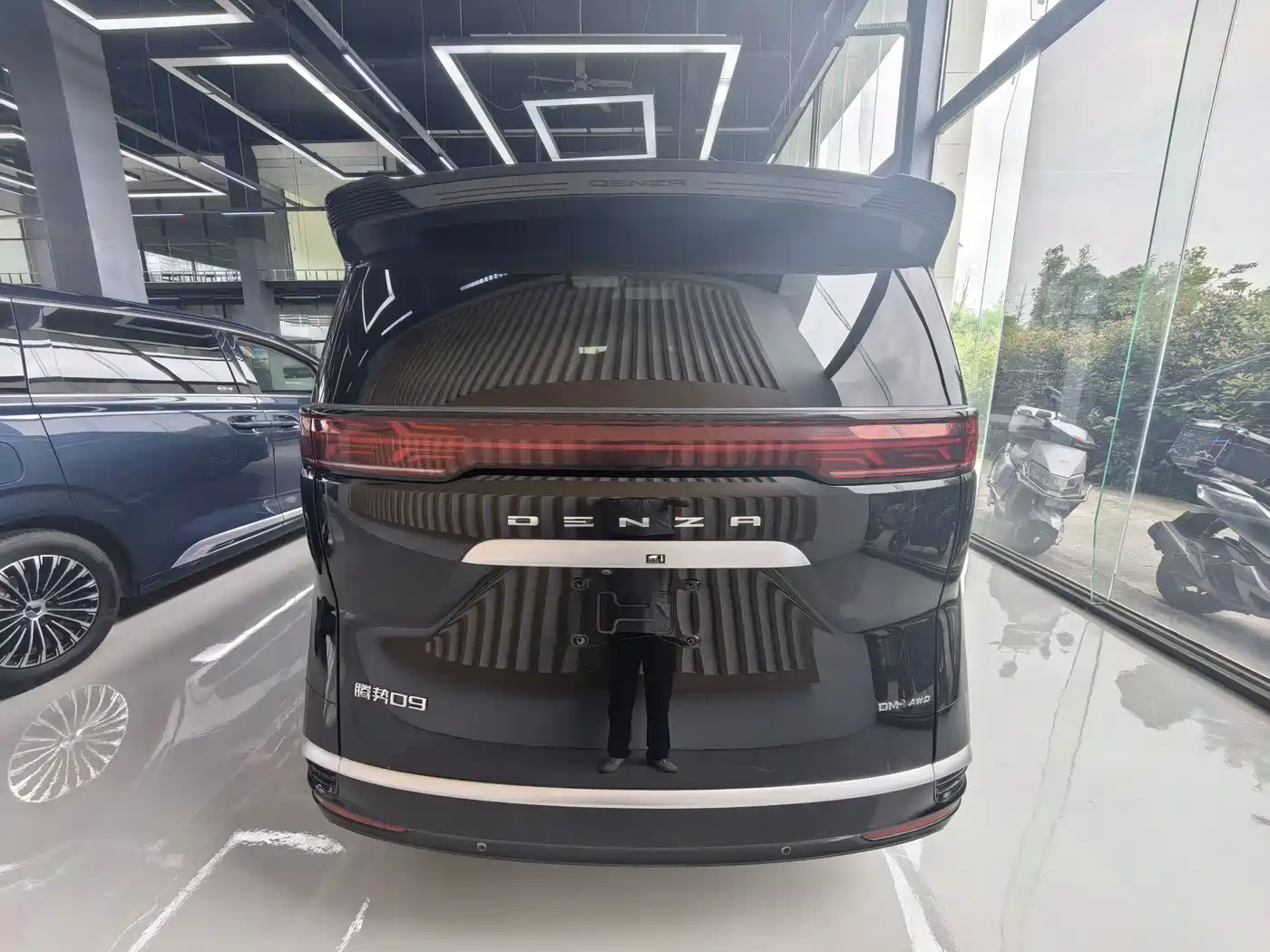 Denza D9 2024 DM-i 980 AWD Flagship фото 12