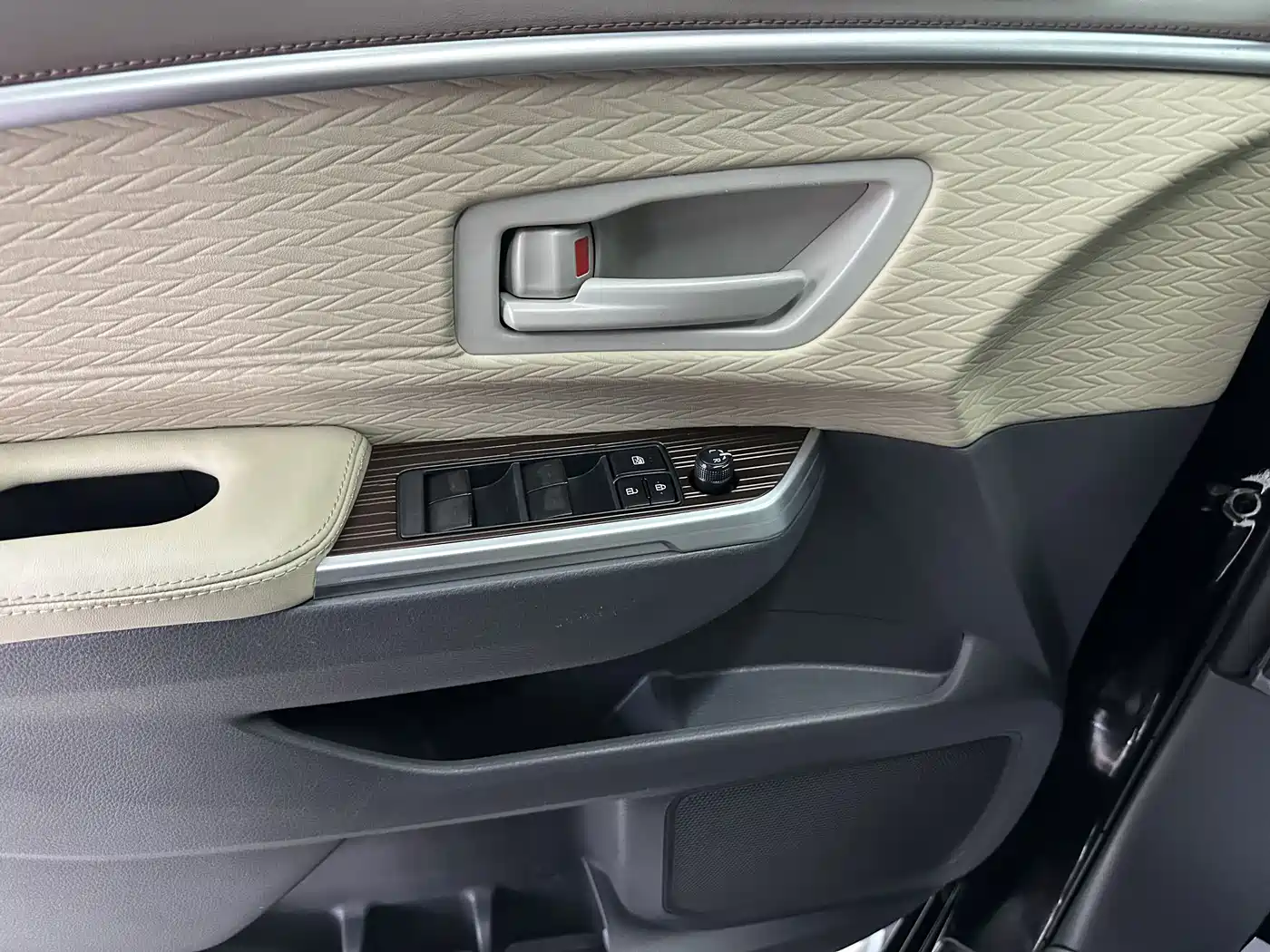 Toyota Granvia 2023 2.5L Hybrid Comfort Edition фото 9