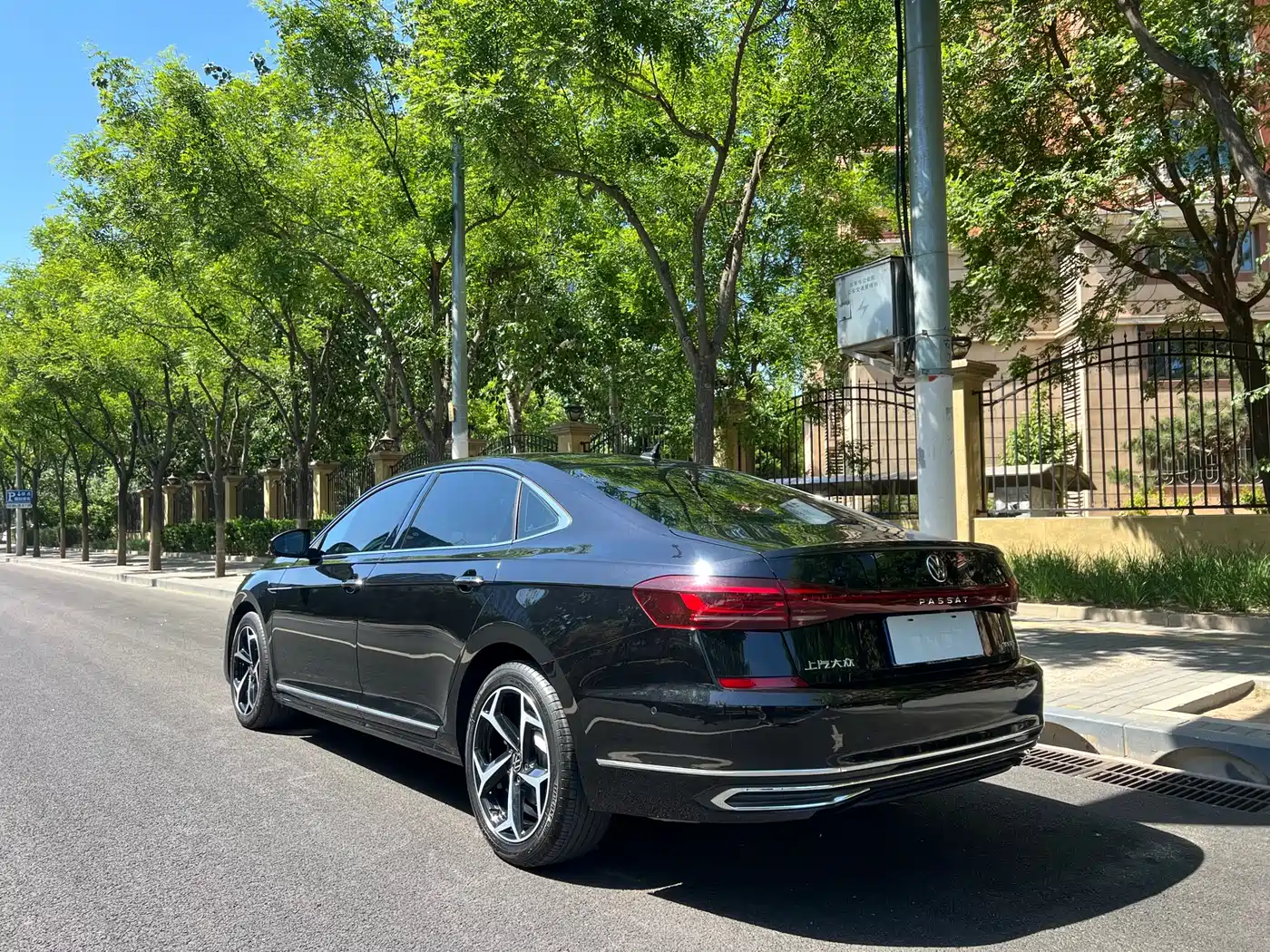 Volkswagen Passat 2024 380TSI Luxury фото 15
