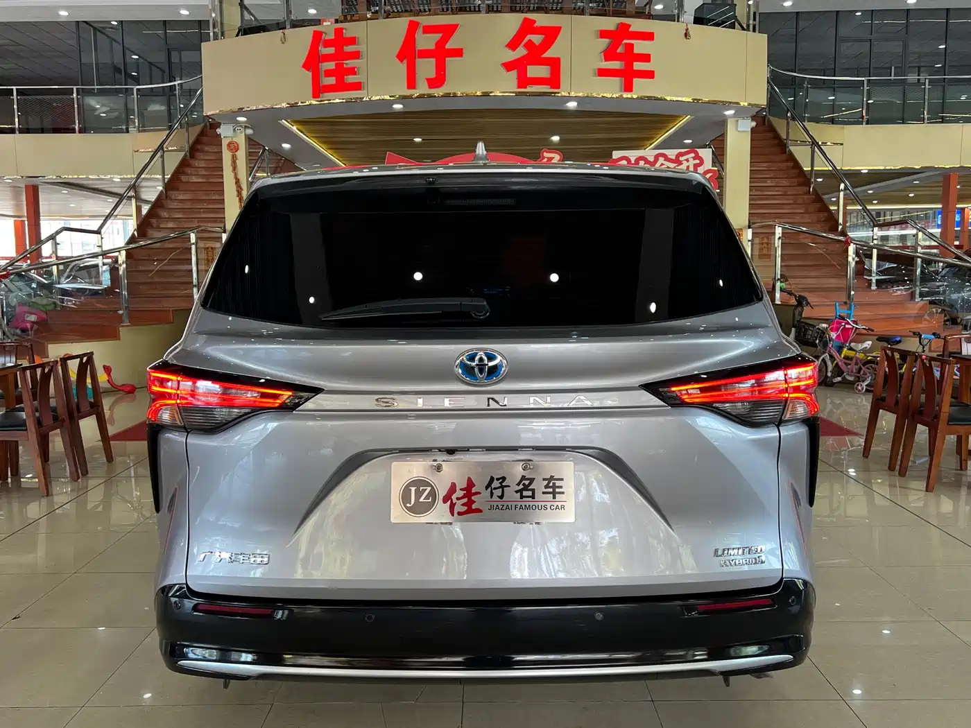 Toyota Sienna 2023 2.5L Hybrid Premium Edition фото 4