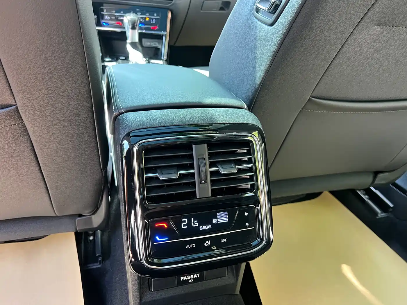 Volkswagen Passat 2024 380TSI Luxury фото 4