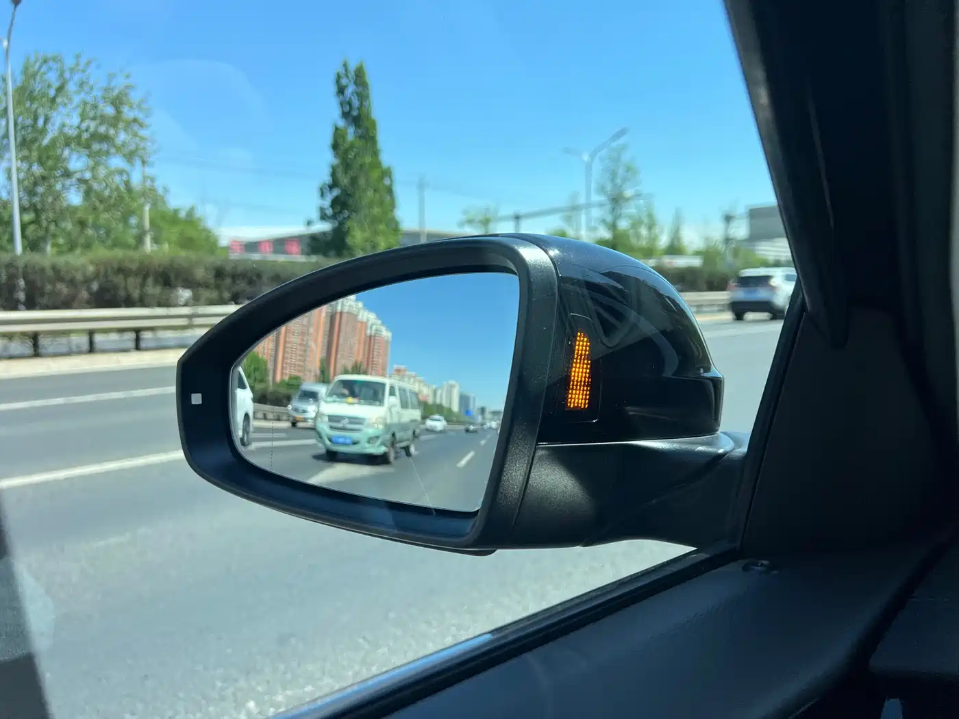 Volkswagen Passat 2024 380TSI Luxury фото 13