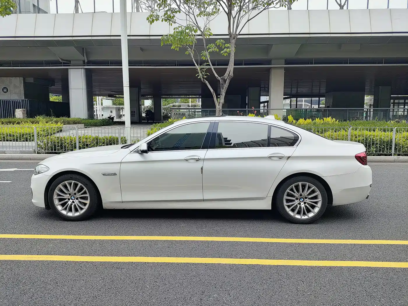 BMW 5 Series 2017 525Li Luxury Design Package фото 8