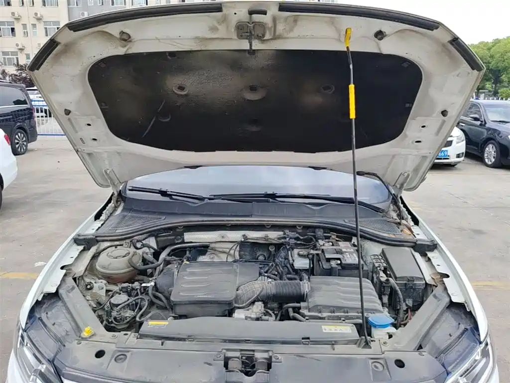 VOLKSWAGEN BORA