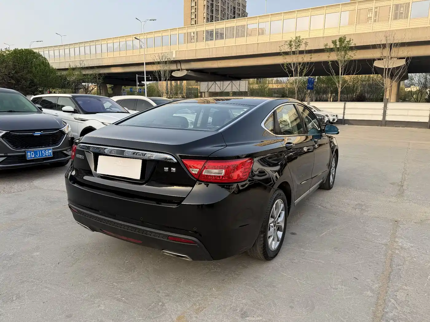Фото 9 - Geely Borui