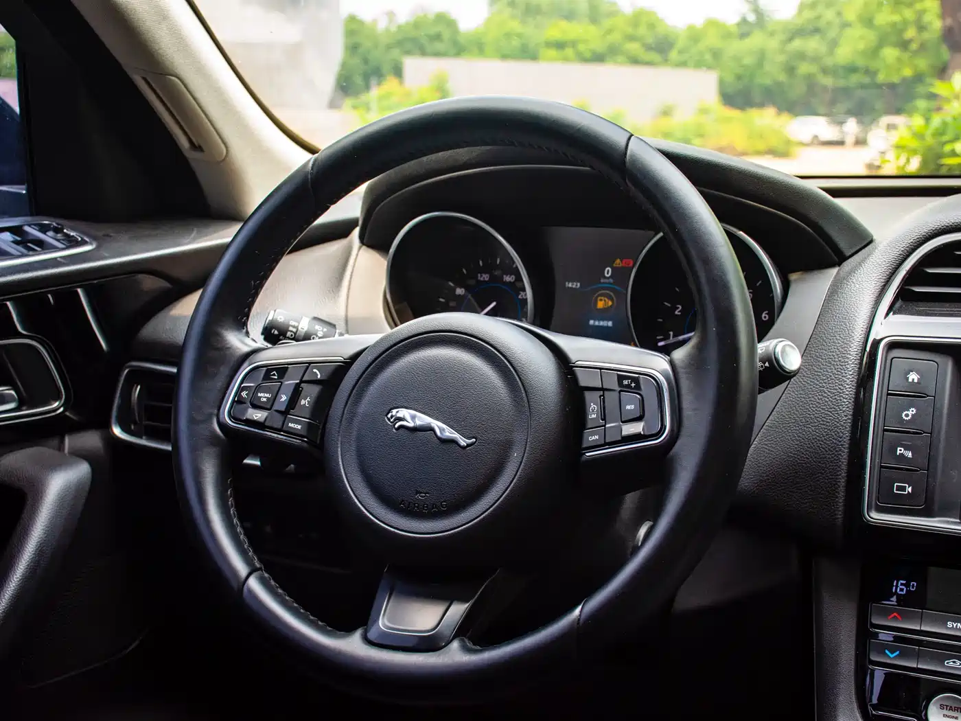 Jaguar F-PACE 2017 2016 2.0T FWD Urban Premium Edition