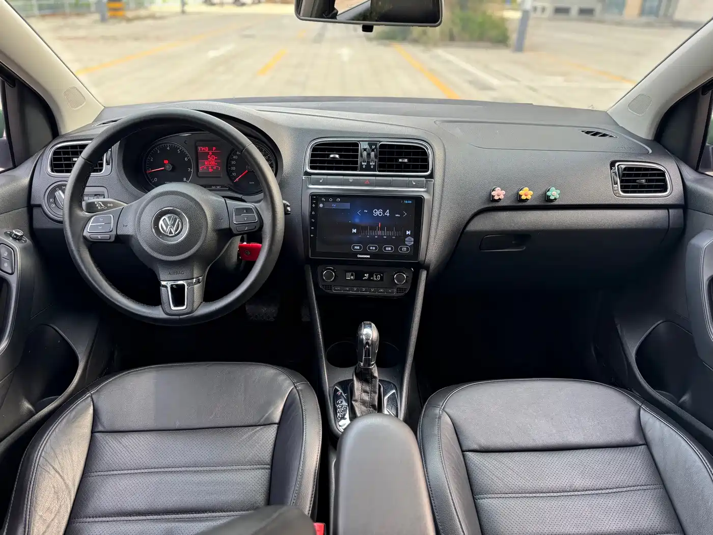 Volkswagen Polo 2014 1.4L Automatic Luxury Edition фото 11