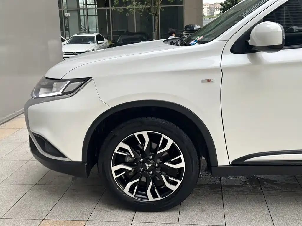 صورة 5 - Mitsubishi Outlander