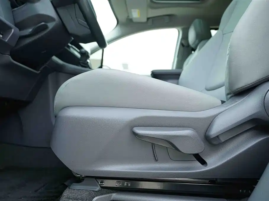 Toyota Granvia 2024 2.5L Hybrid Comfort фото 13