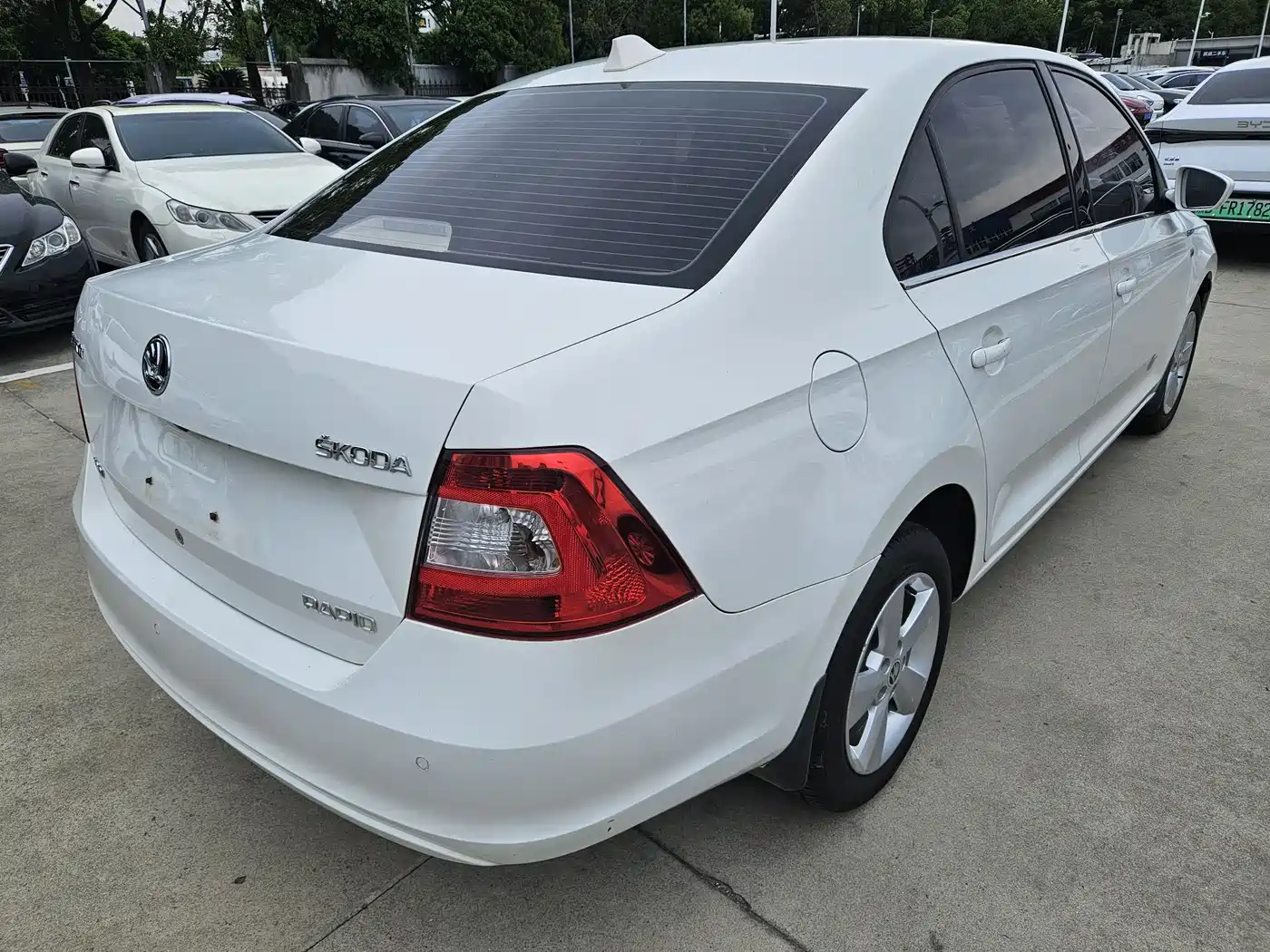 Škoda Rapid 2016 1.6L Manual Pioneer Edition фото 15