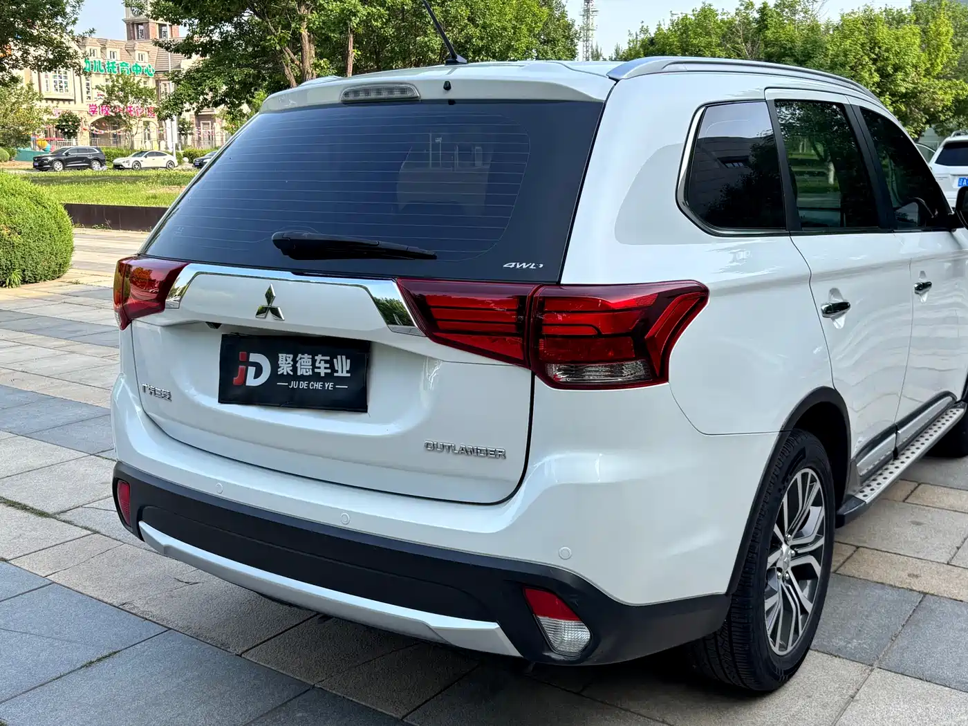 MITSUBISHI OUTLANDER