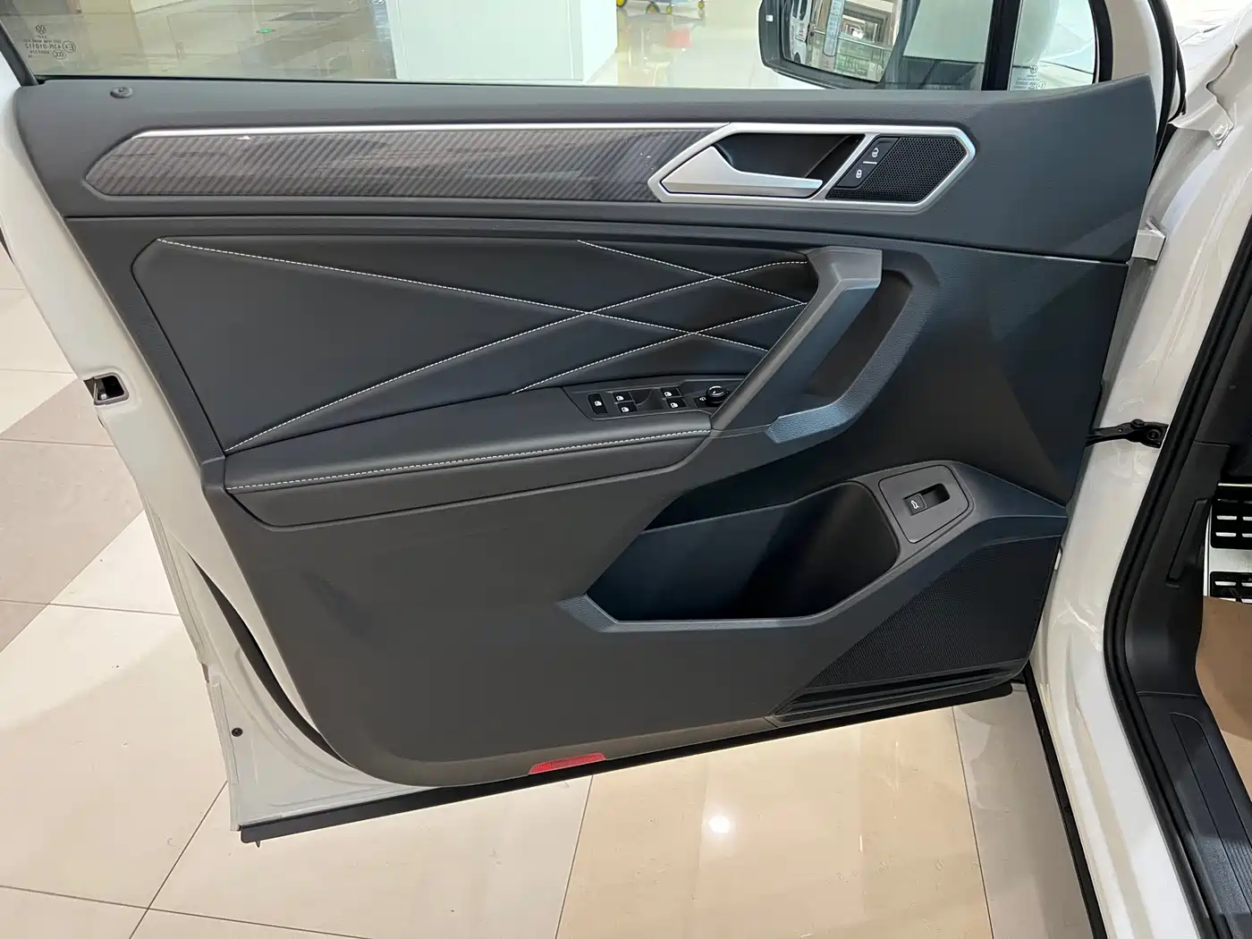 Volkswagen Tiguan L 2024 330TSI Automatic 2WD R-Line Premium Enjoyment Edition фото 6