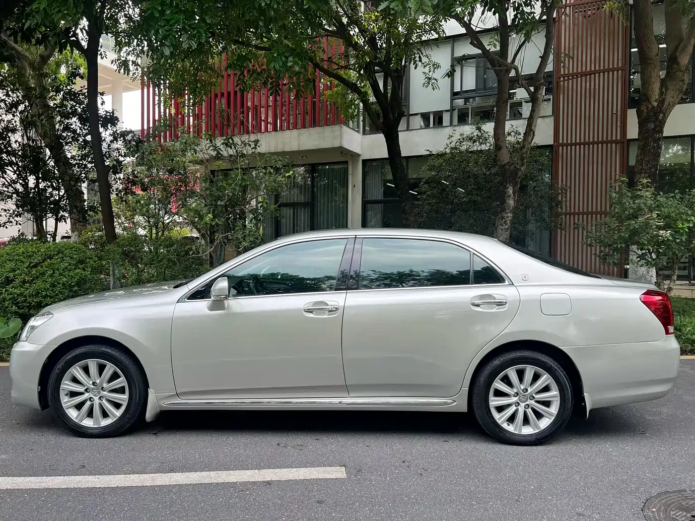 Toyota Crown 2010 2.5L Royal Leather Edition фото 8