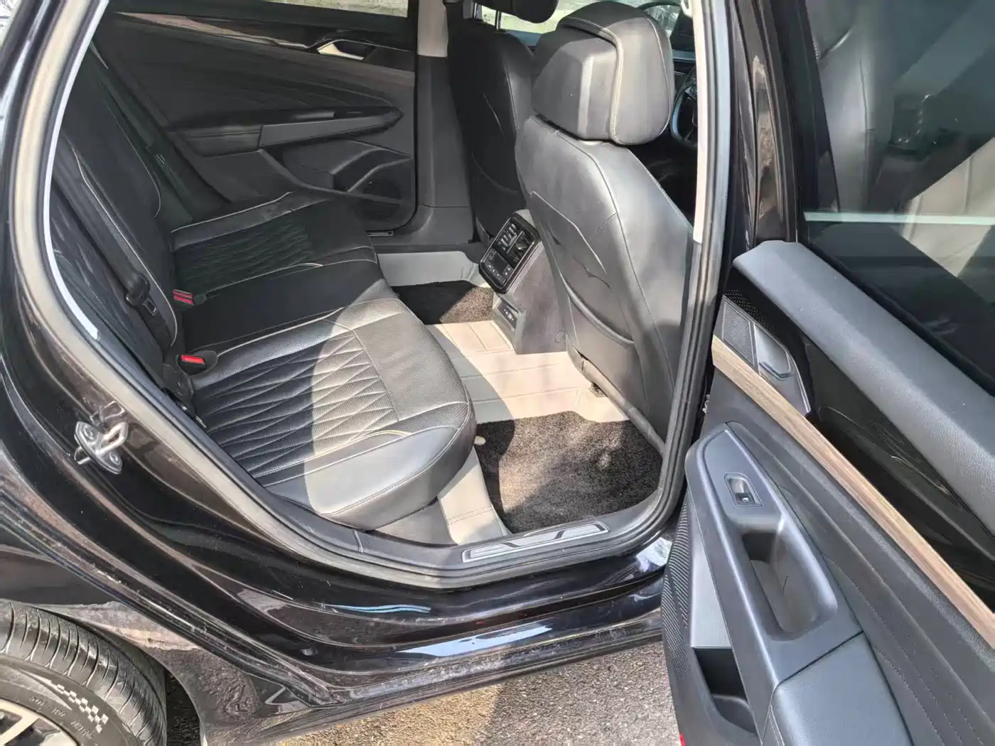 Volkswagen Passat 2020 330TSI Luxury Edition China VI фото 8