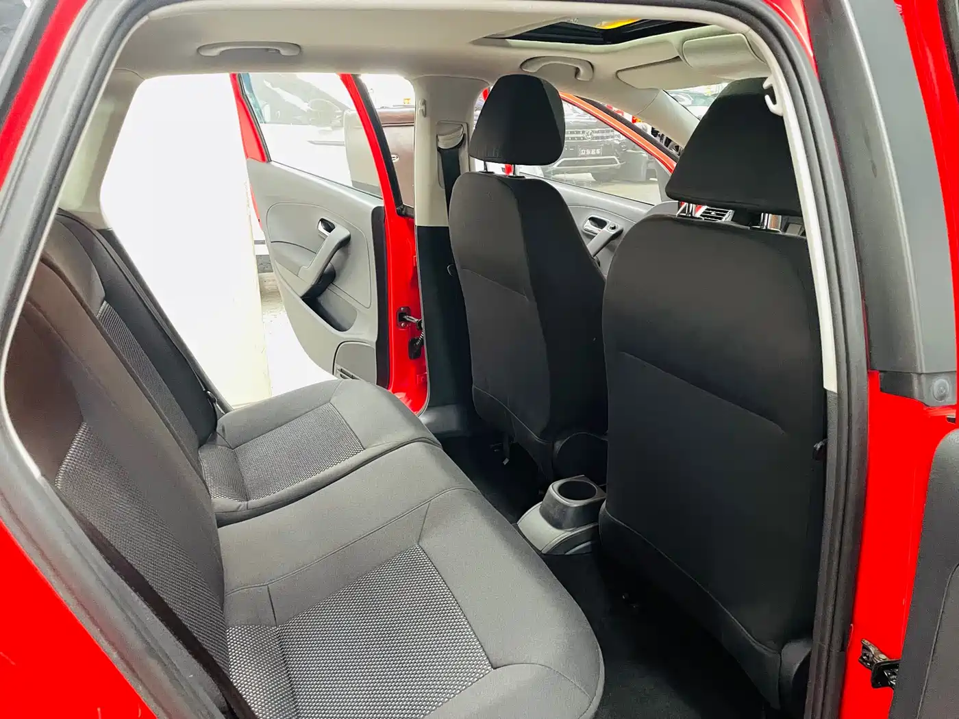Volkswagen Polo 2011 1.4L Automatic Style Edition фото 7