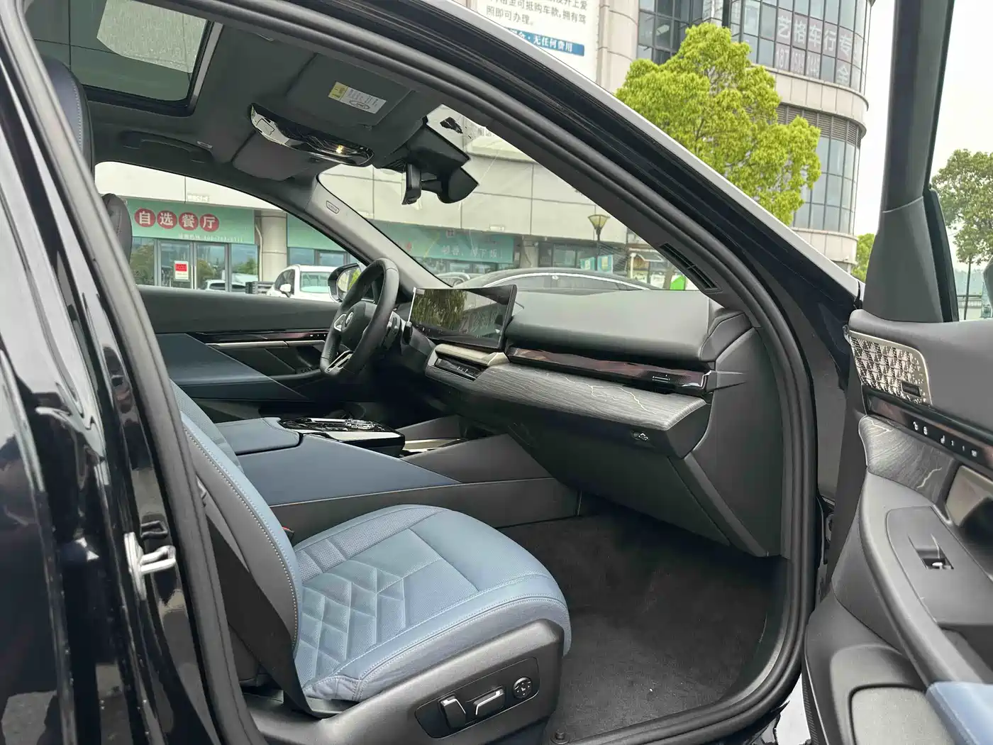 BMW 5 Series 2025 530Li Premium M Sport Package фото 10