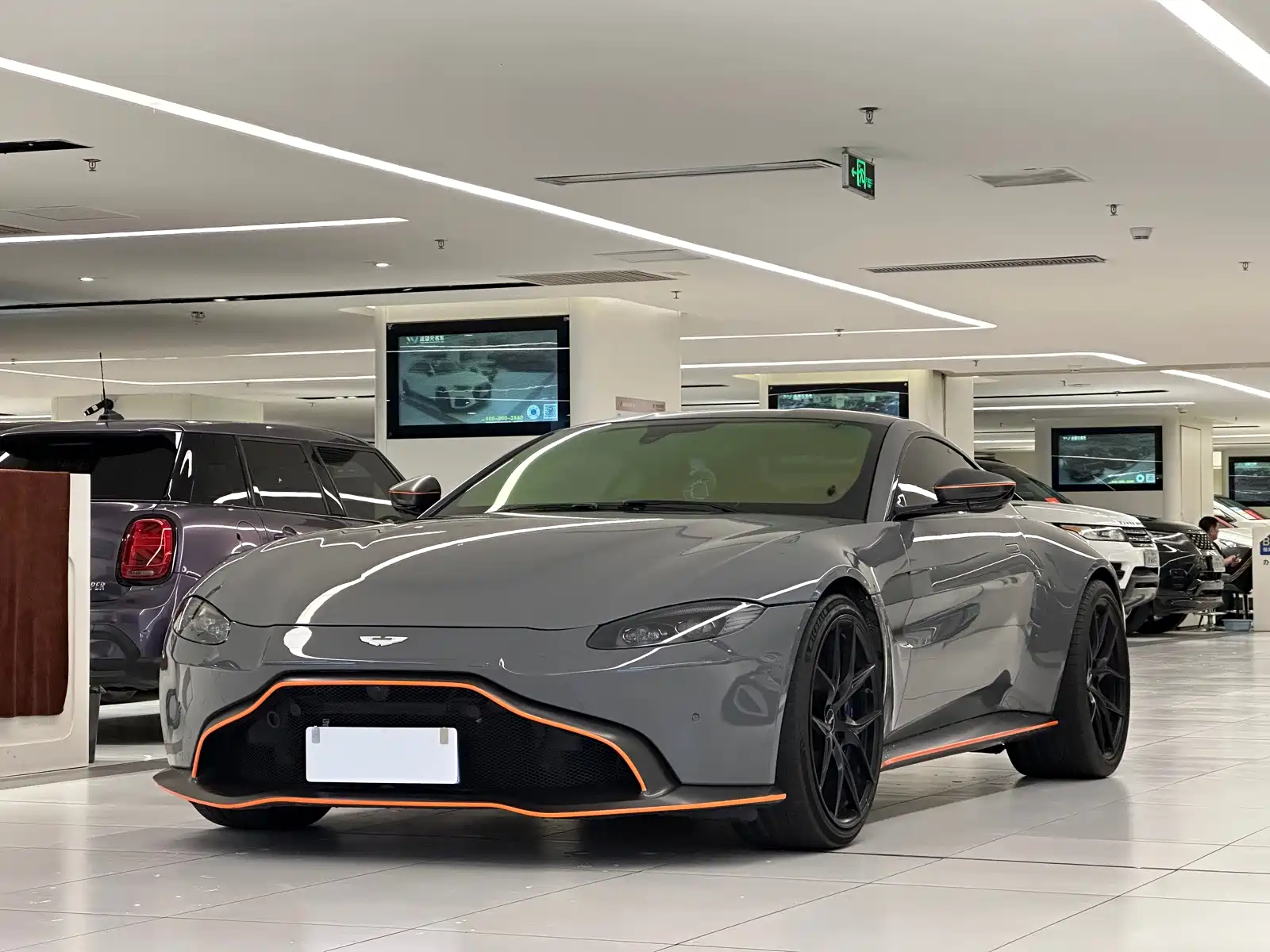 Фото 1 - Aston Martin Vantage