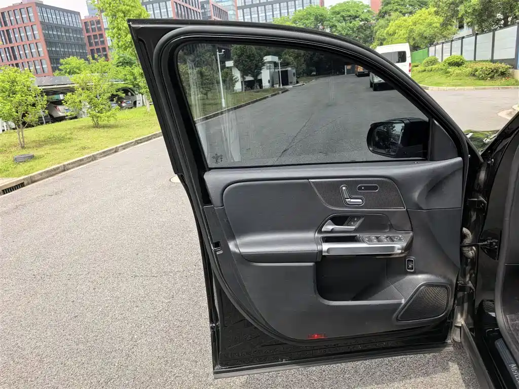 MERCEDES-BENZ GLB