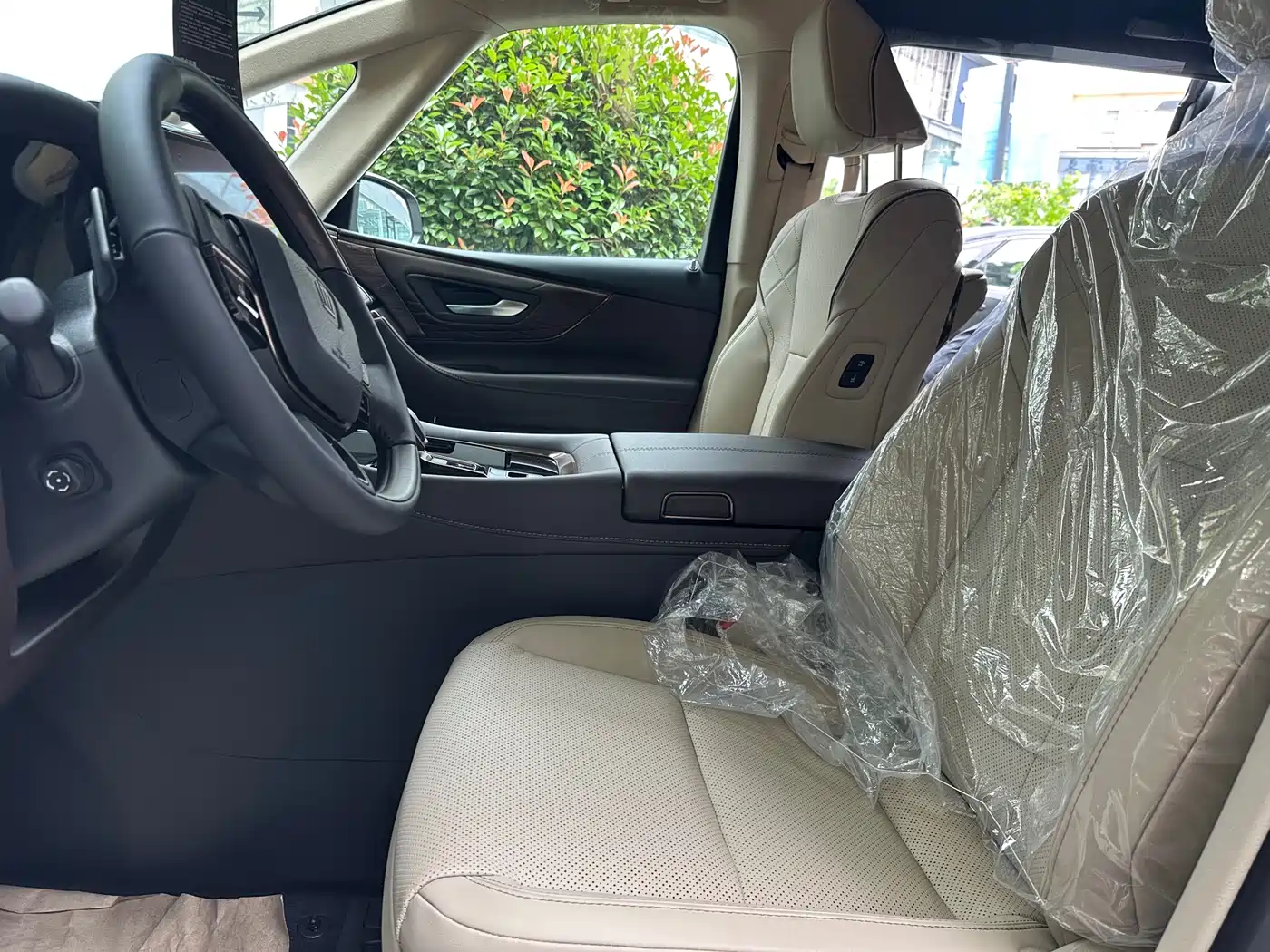 Toyota Vellfire 2025 Crown Hybrid 2.5L Ink Gold Executive Edition фото 4