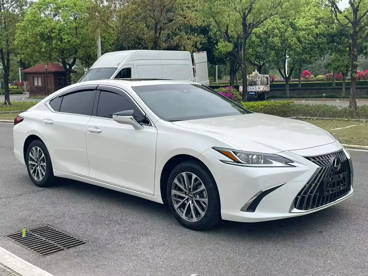 Lexus ES 2023 200 Excellence Edition фото 3