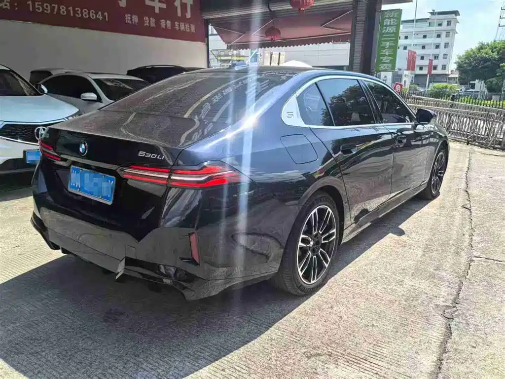 BMW 5 Series 2025 530Li Leading M Sport Package фото 4