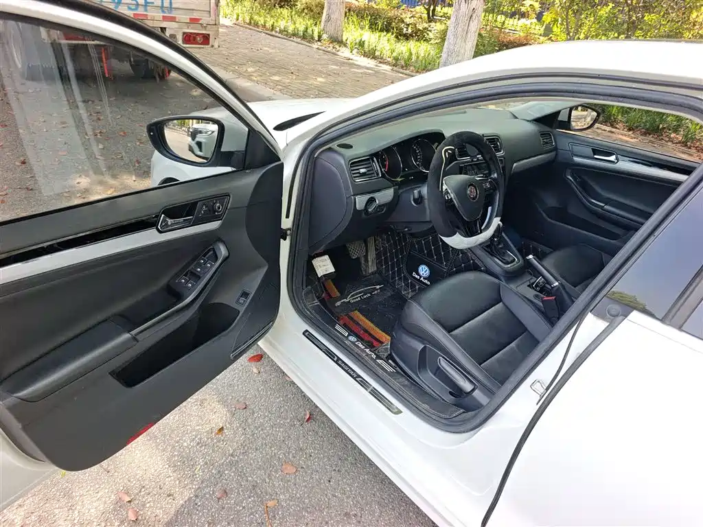 Volkswagen Sagitar 2018 1.6L Automatic Comfort фото 16